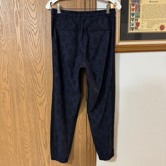 Athleta Brooklyn Joggers Size 4 Blue Black Snakeskin Athletic Pants Lightweight - Picture 4 of 12